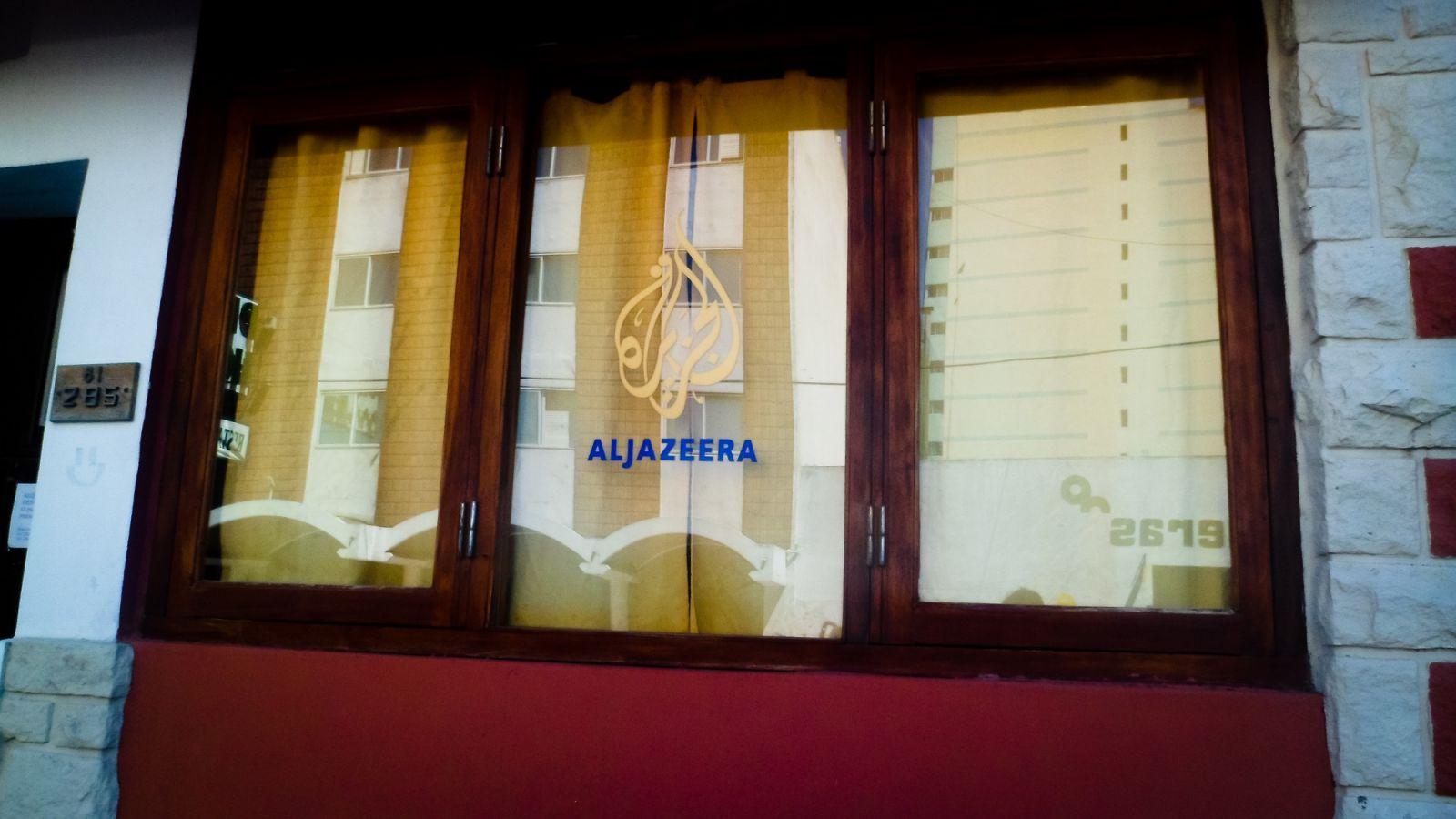 Logo Aljazeera en Necochea.