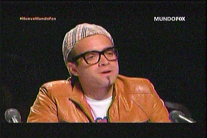Mosca de MundoFox con hashtag - 2013