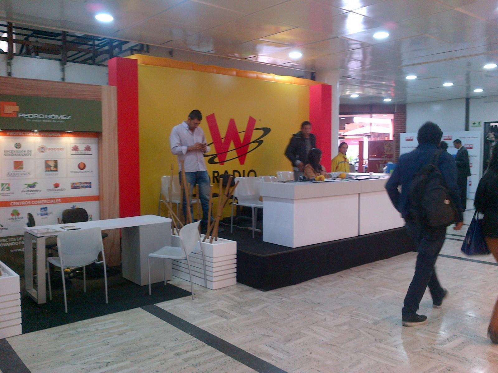 Stand de W Radio Colombia durante evento "Bienes Raices W"