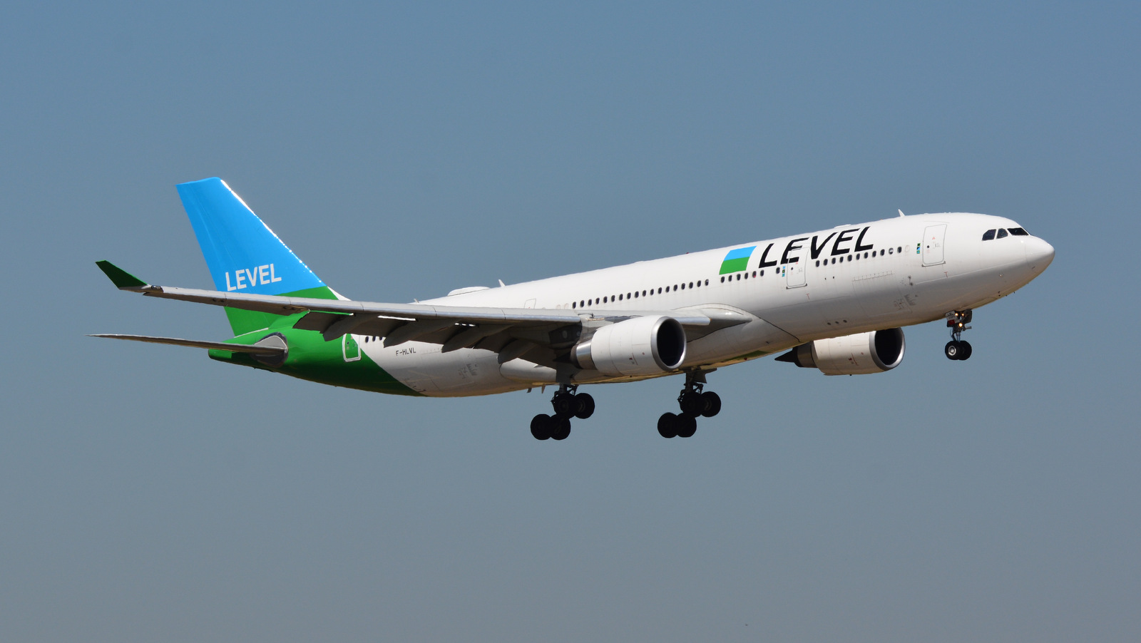 Airbus_A330-200_F-HLVL_Level.thumb.jpg.356c0c5006807a0ec20b60b2f2ac7a07.jpg